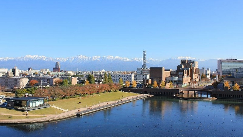 富山県庁